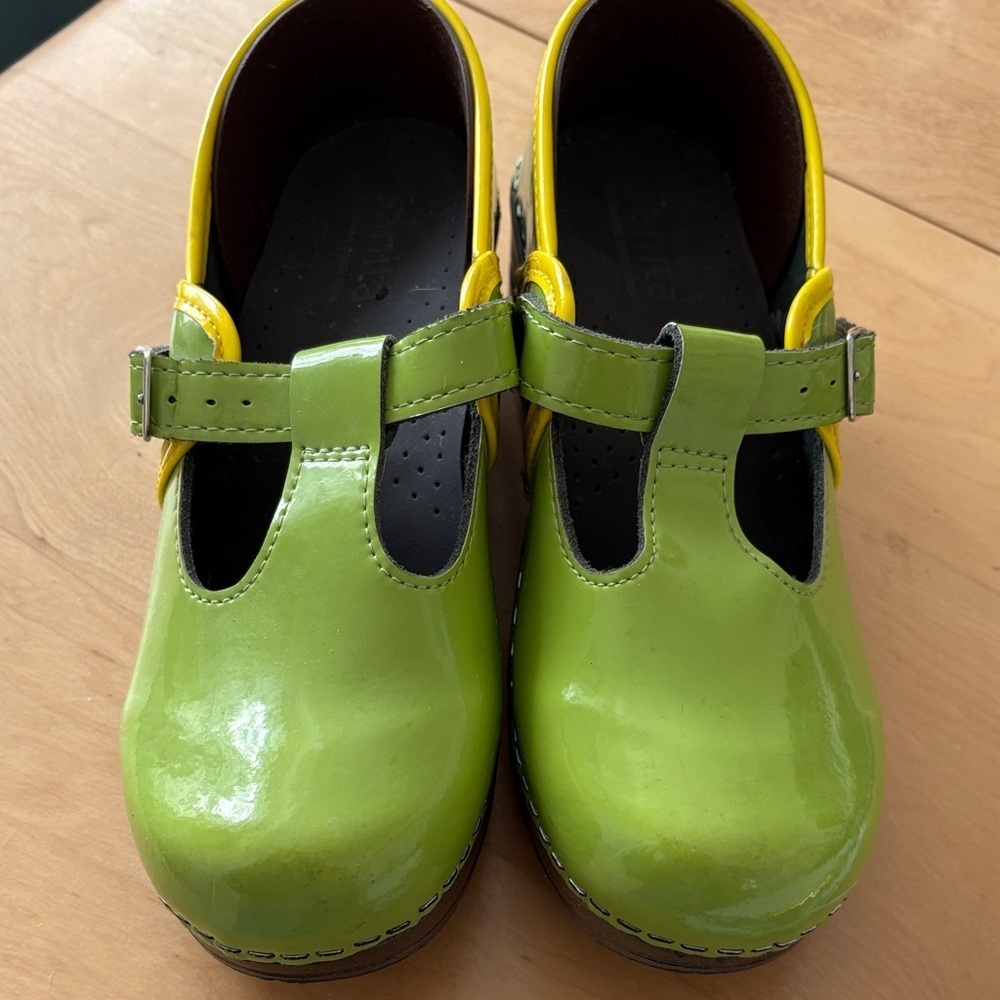 Sanita Kids DANA Mary Jane Clogs in Lime Green Patent Leather. Size 35
